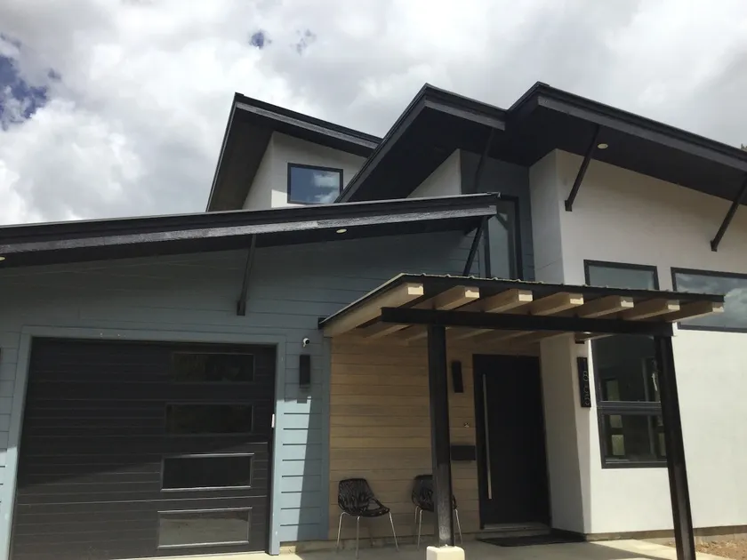 Nouvelle maison de luxe de montagne moderne sur une route approuvée par OHV et des vues incroyables - Image 1