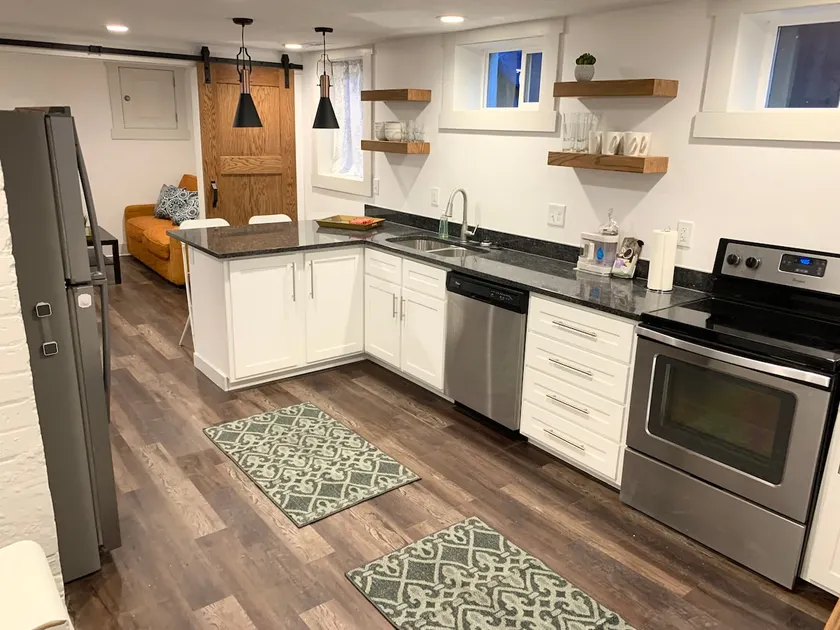 Clean, New & Modern Downtown Apartment - Rear Unit - Image 1