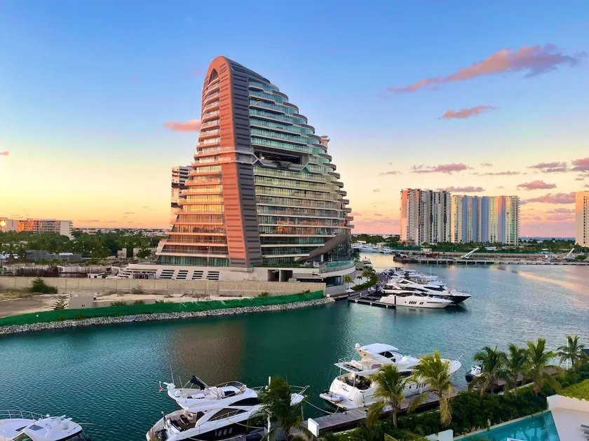 Beautiful apartment with partial ocean view - Image 1