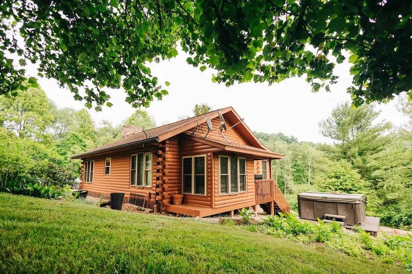 Cozy 2 Bedroom Cabin with Hot Tub - Image 1