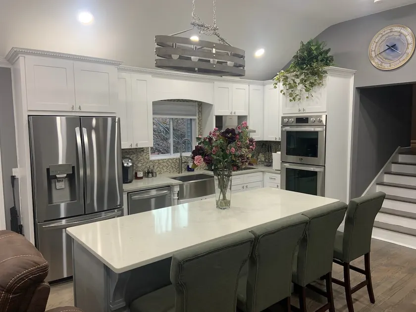 Newly Renovated Home on 4 Acres, Stunning Views. - Image 1