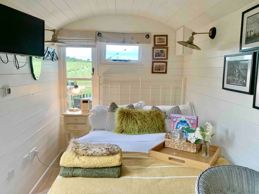 The Hut and Tub - Image 1