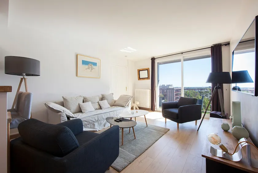 Refurbished 4-room apartment Rennes, 3 bedrooms, parking, 2 balconies - Image 1
