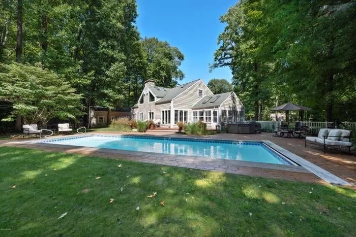 NY LISTERING! Cherry Beach Pool House med stor uppvärmd pool och badtunna! - Image 1