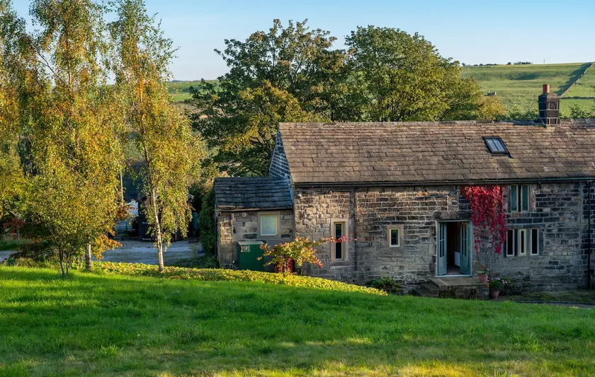 Karakteristisk ejendom med 5 hektar land i bakkerne over Hebden Bridge - Image 1