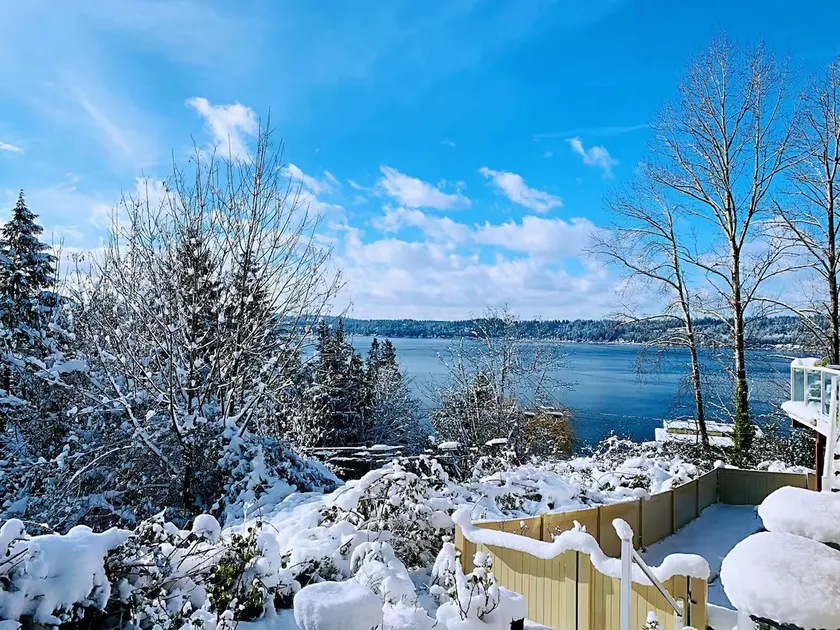 Luxury Lake View 3 Bedroom 2 Living Room 3 Bathroom Holiday Villa (15 minutes drive to Microsoft headquarters) - Image 1