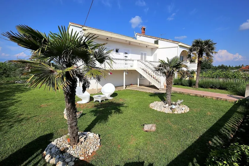 Large Stylish 2 Bedroom Apartment Dalmatia - Image 1
