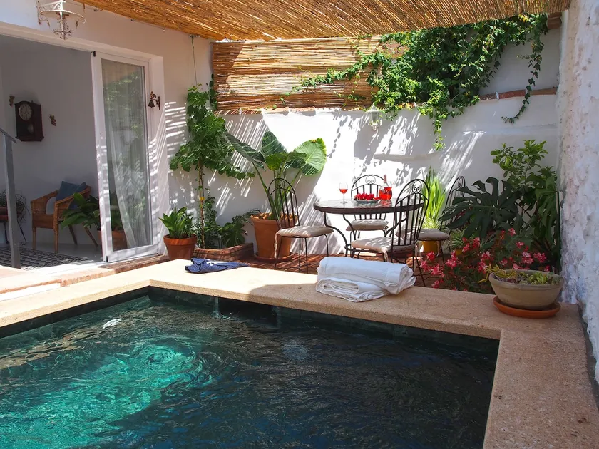 El Patio de Lola, ein andalusisches Dorfhaus mit grünem Marmor-Planschbecken. - Image 1