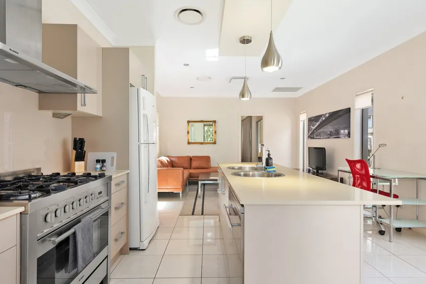Impeccable Modern 1 Bedroom Apartment ~ Taringa - Image 1