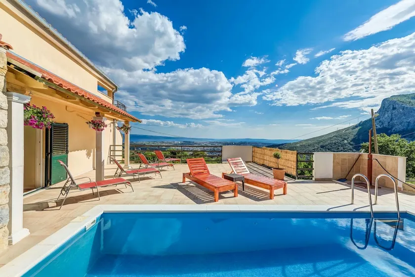 Comfortable family villa - Image 1