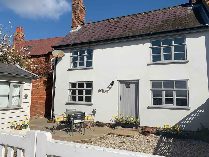 Charming cottage with views of the river Orwell - Image 1
