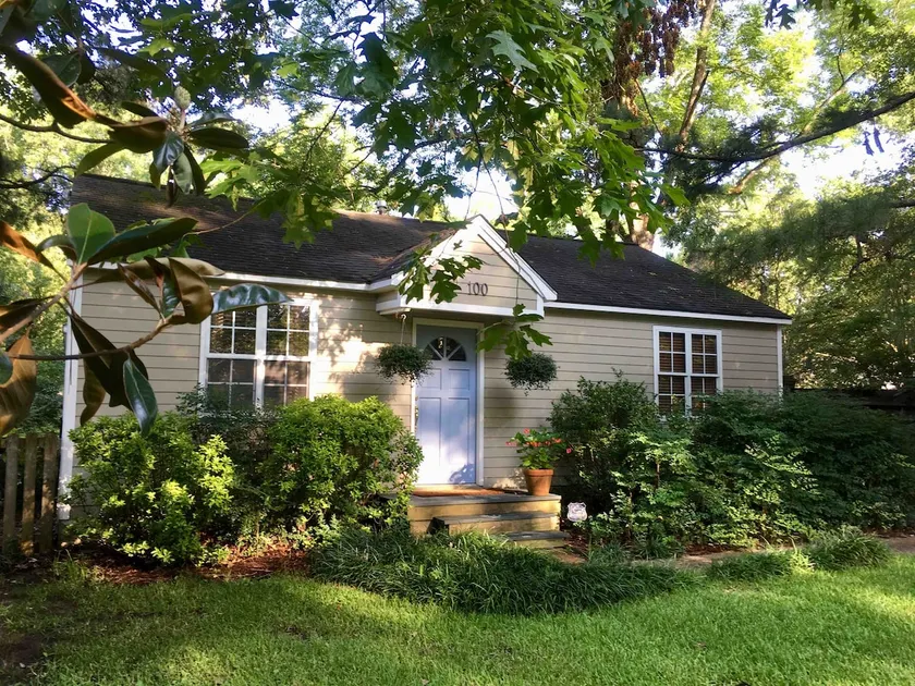 The Garden House is close to the Trolley & Main St - Image 1