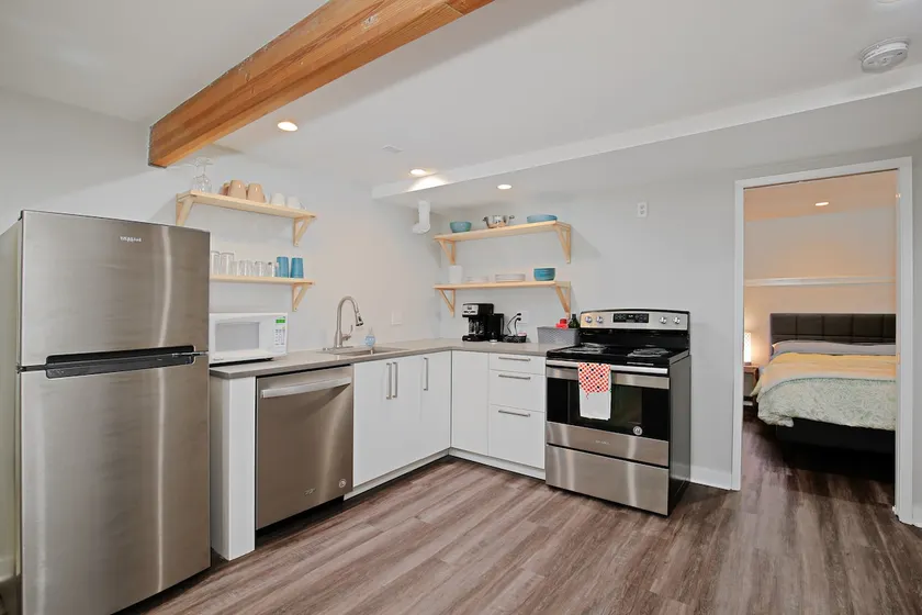 Clean private apartment near Green Lake/light rail - Image 1