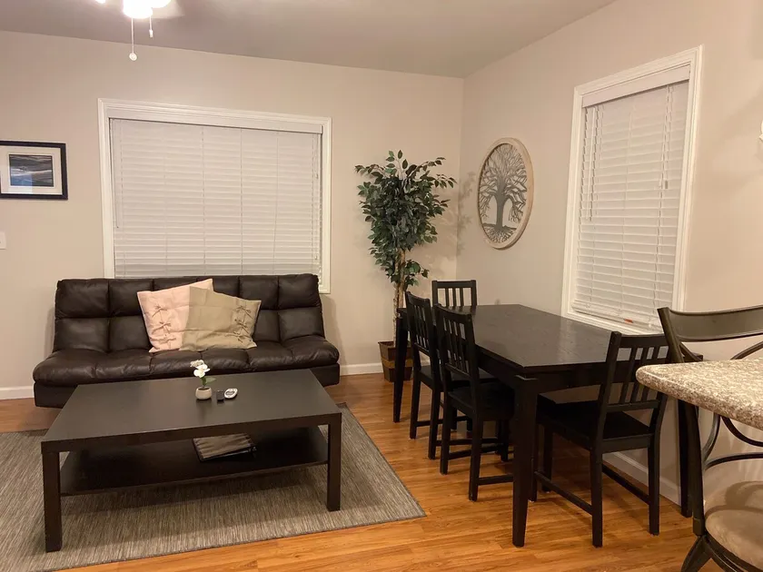 2 Bedroom in triplex close to theme parks - Image 1