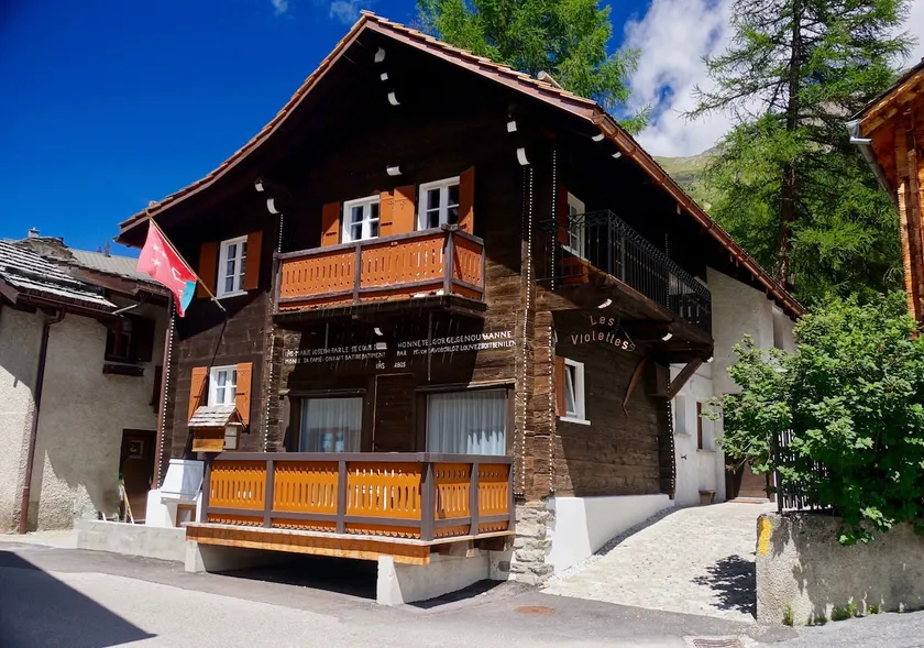 Renovated Classic 1803 Chalet - Image 1