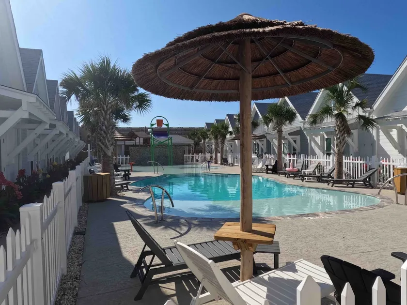 Paradise Palms - Walk to Beach! - Image 1