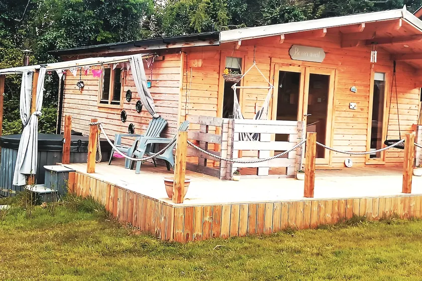 Luxury log cabin with wood fired hot tub - Image 1