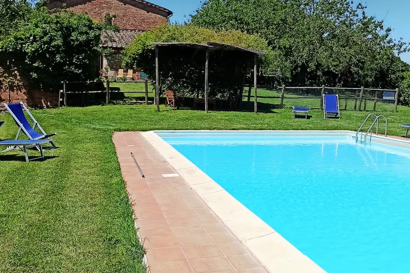 Farmhouse near Siena, en suite room, swimming pool, A/C - Image 1