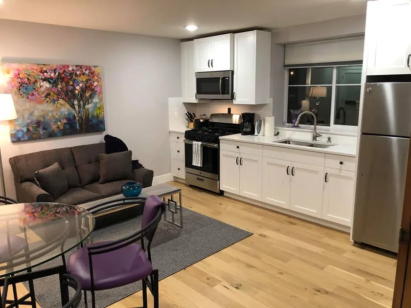 Charming, Downtown Vancouver Apartment - Image 1
