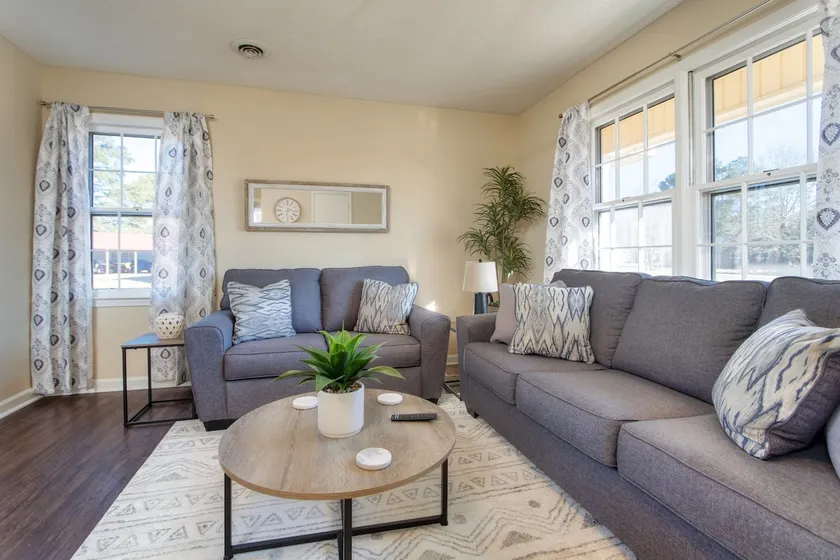 Near SHAW, Pet Friendly, Big Fenced Yard, King Bed - Image 1