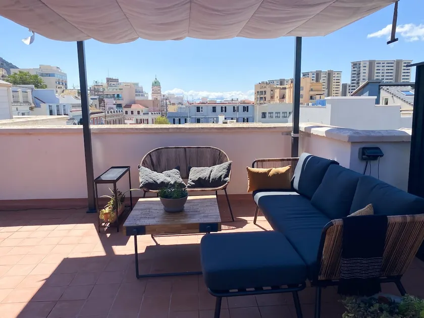 Main street with roof terrace, spacious, bright! - Image 1