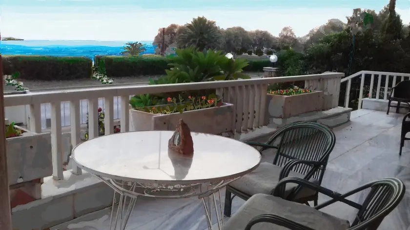 Sea front house at Athinian-Voula Riviera - Image 1