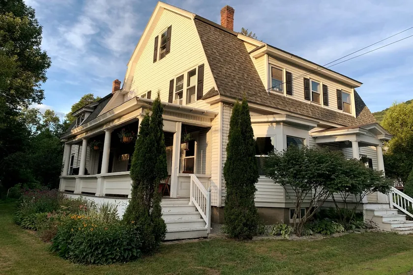 Family & Dog Friendly Roomy Colonial - Image 1