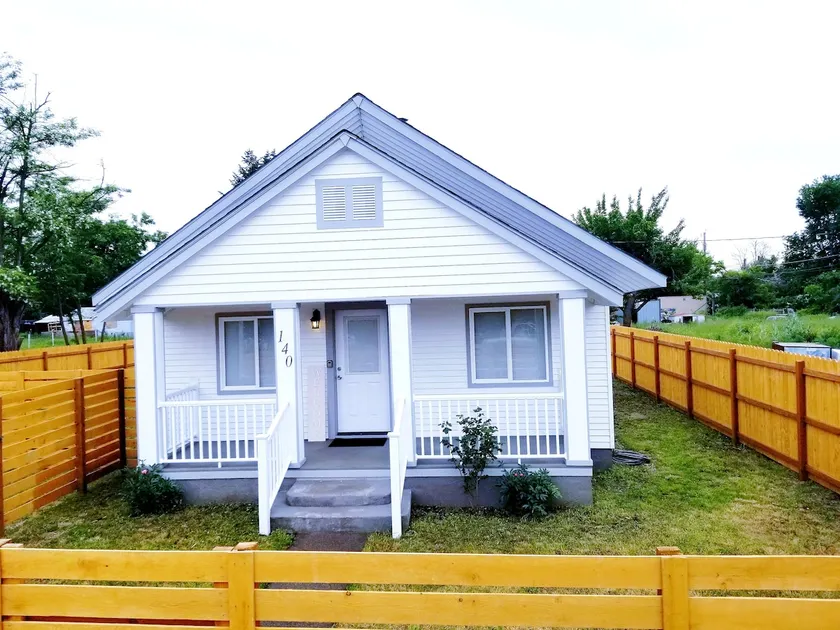 Cheerful 3 Bedroom Home with Fully Fenced Backyard - Image 1