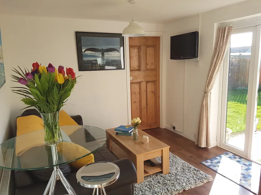 Ideal Getaway Apartment, Close to Beach & Goodwood - Image 1