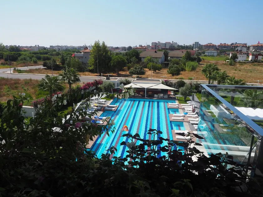 One bedroom pool view apartment in a luxury hotel - Image 1