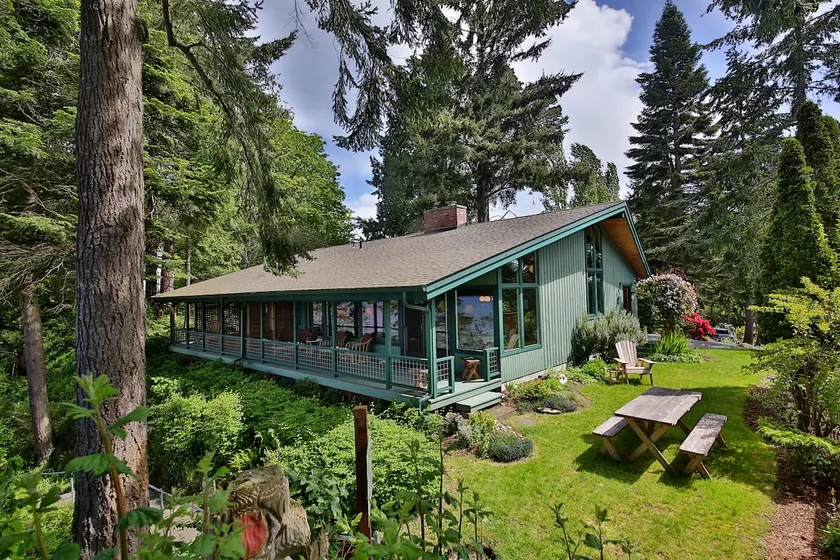Tidecrest: High-Bluff Hideaway & Beach-Front Cabin - Image 1