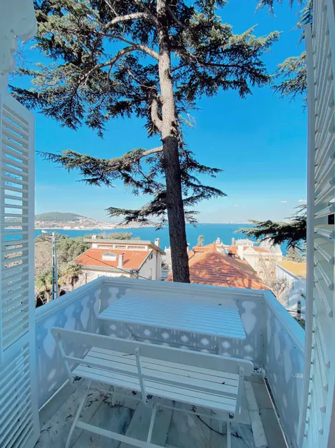 Peaceful Mansion Apartment with Sea View - Image 1