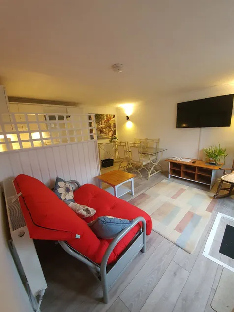 Private secluded convenient annexe with parking - Image 1