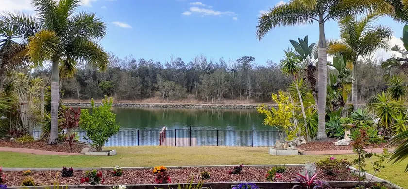 Spacious 4 Beds Relaxing House on the Lake - Image 1