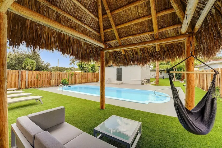 Hollywood Sunshine Resort Pool House w/ Hot tub - Image 1