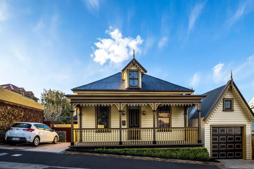 Victorian Designer Townhouse near Hobart CBD - Image 1