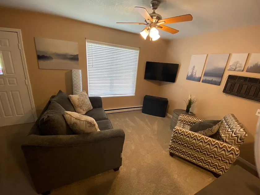 King Bed 2 Room Getaway in Downtown Hartsburg - Image 1