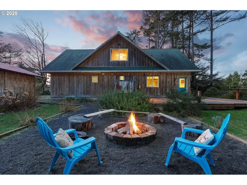 Private pet friendly beach house, steps to beach - Image 1