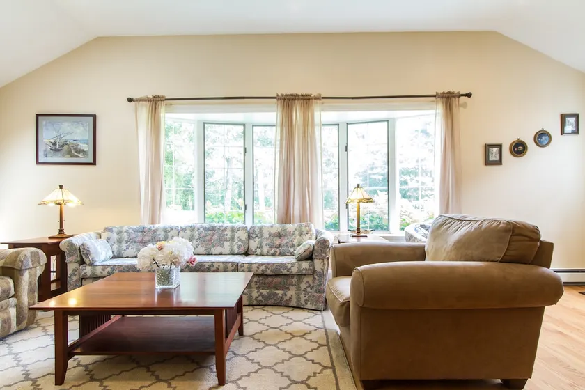 Upscale suite w/ separate entrance. - Image 1