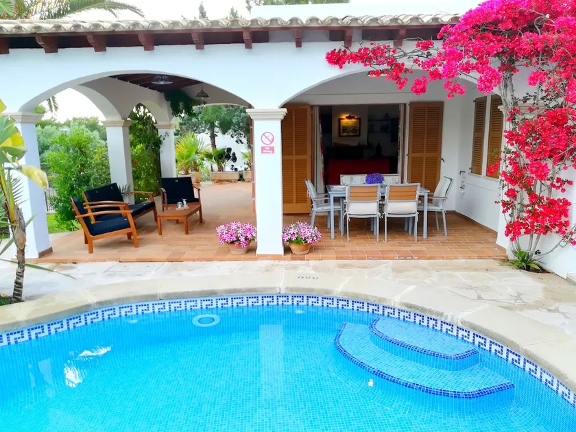Fantastica villa con 3 camere da letto con piscina, 1 minuto a piedi dalla spiaggia di Cala D'Or. - Image 1