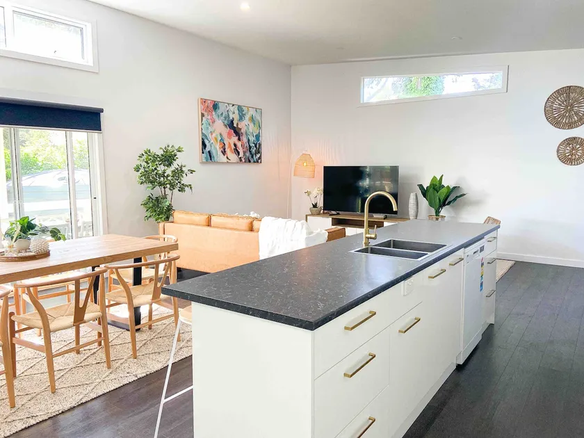 Spacious + Peaceful 3BR house w/deck, 1km to town - Image 1