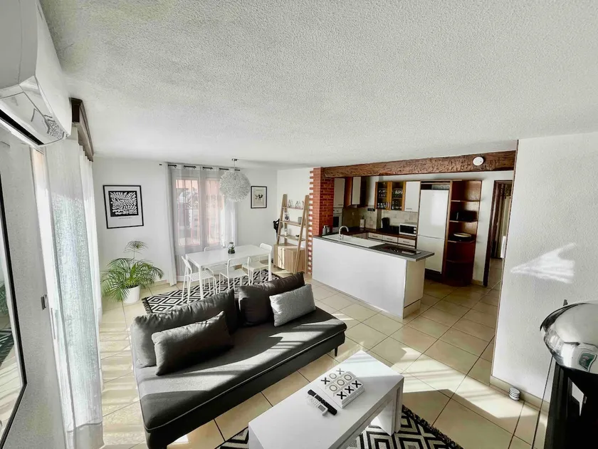 Beautiful 2-room, parking + close to hospital, city center, stadiums - Image 1