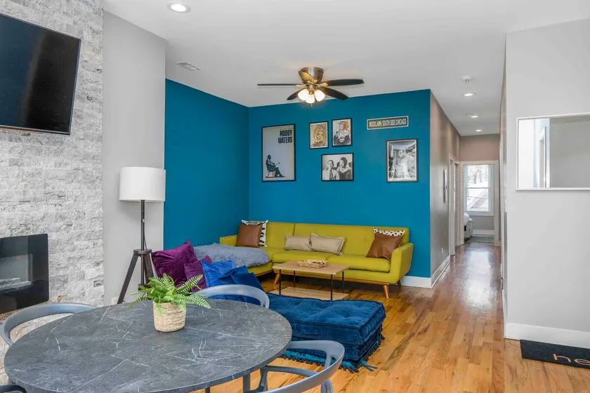 Lovely 4-bedroom condo with indoor fireplace - Image 1
