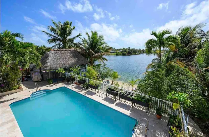 Miami's Best: Sunny Suite, Lake, Pool & Comfort! - Image 1