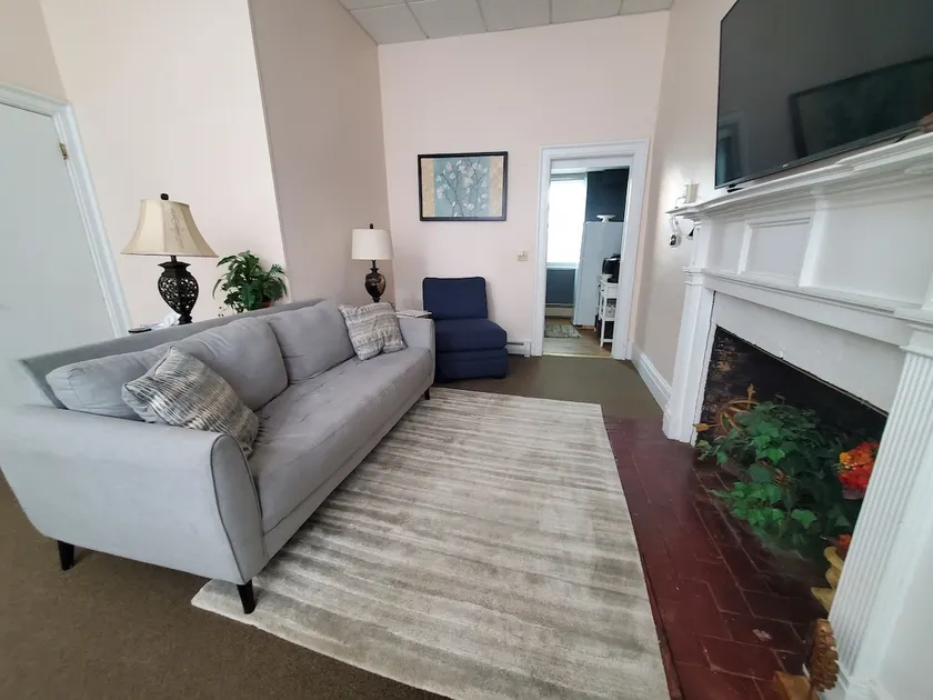 Cozy 2 bedroom, downtown, first floor - Image 1