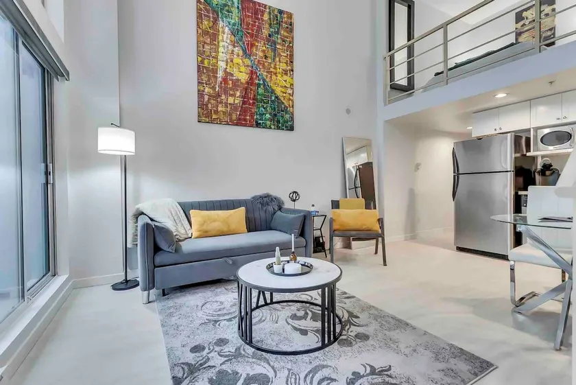 Contemporary loft DT Vancouver with parking - Image 1