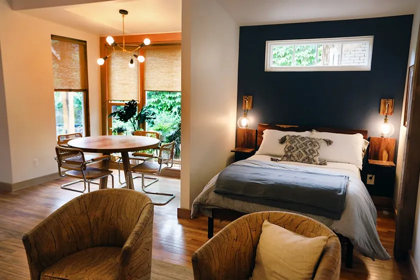 Black Cat Suites bright spacious garden suite - Image 1
