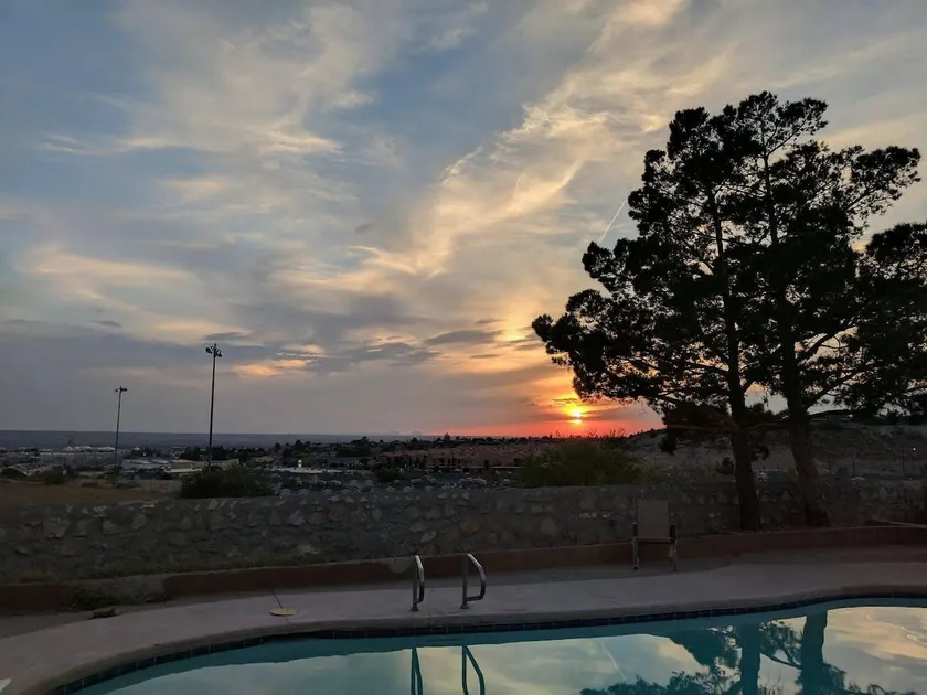 NICE HOUSE, 1600 SQ. FT, Fireplace, Pool, Jacuzzi - Image 1