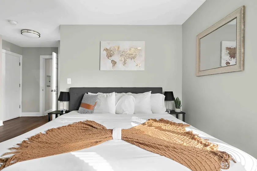 Stylish Luxe King bed w/Free Parkng near DT Oak Pk - Image 1