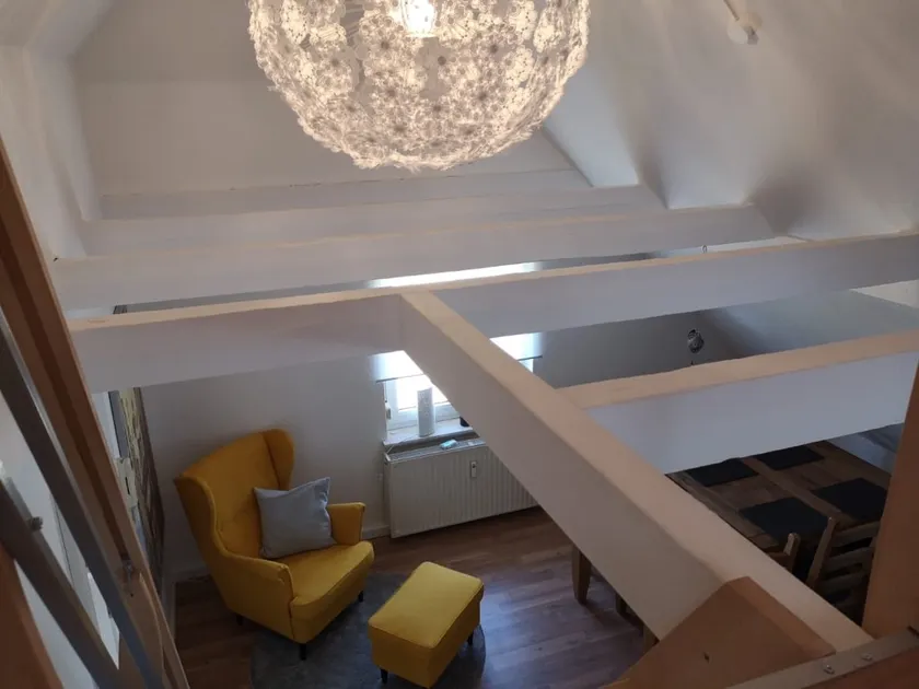 Top renovated air-conditioned apartment in the attic - Image 1